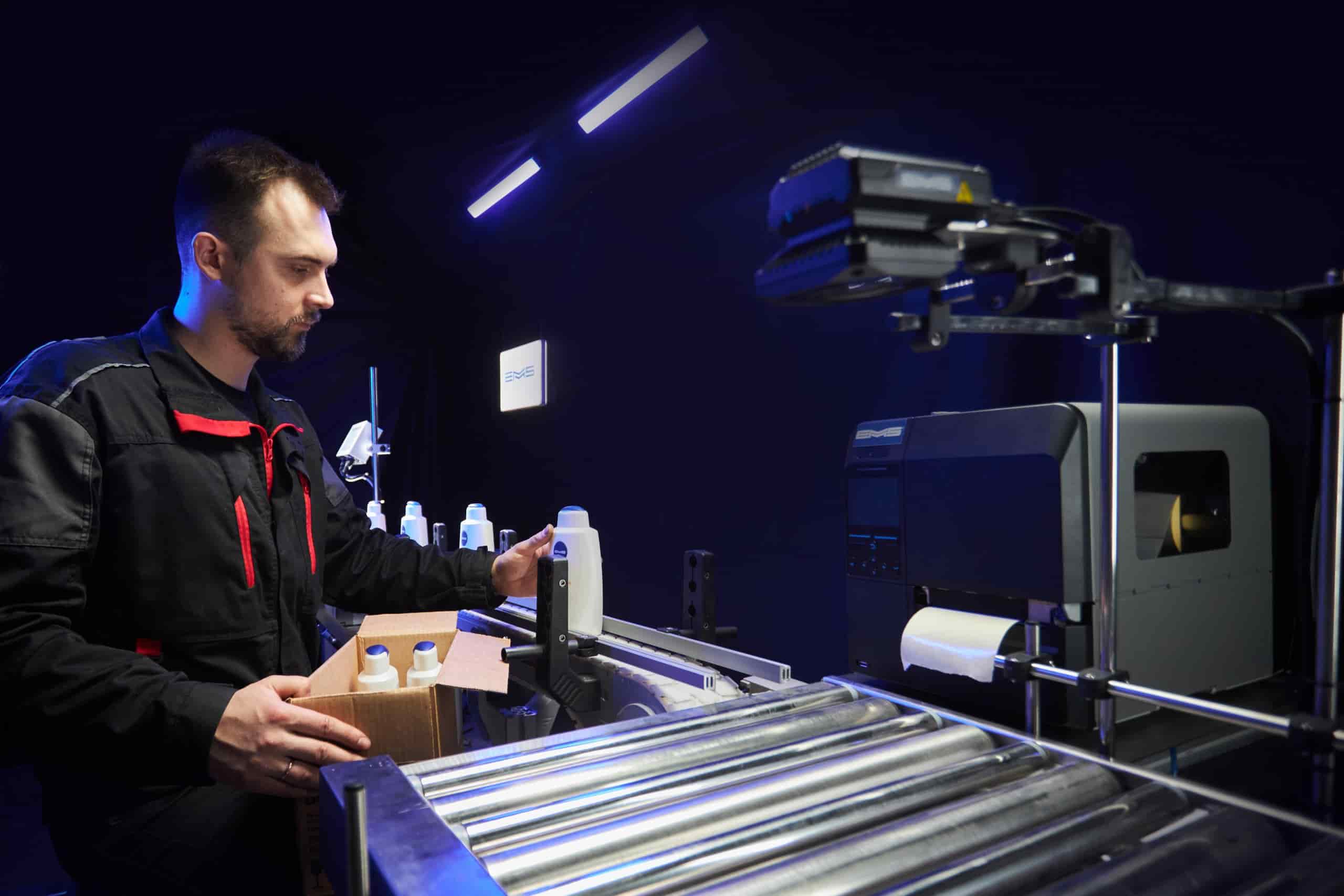 Работник маркирует товары